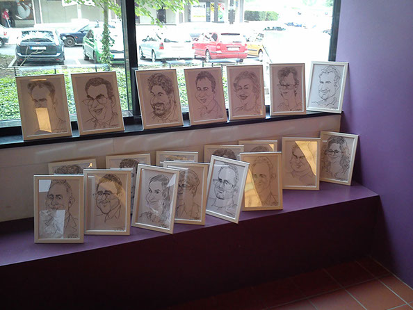 Sada zarámovaných barevných karikatur od Karikaturisty Janka, ukázka dárků na zakázku v profesionálních rámech.