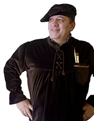 Karikaturista Janko v uměleckém baretu při kreslení na firemní akci, profesionální karikaturista Praha.