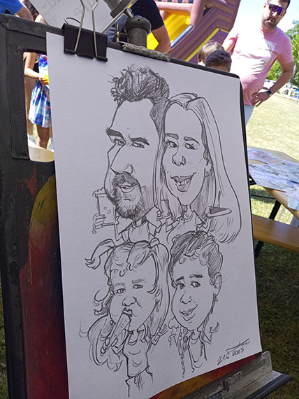 Společná rodinná karikatura na jednom papíře od Karikaturisty Janka, ideální dárek pro rodiče nebo k výročí.