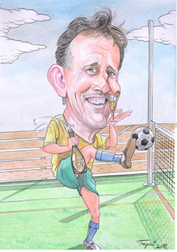 Barevná karikatura usměvavého muže při dynamickém nohejbalovém útoku, jak nohou smečuje míč přes síť.