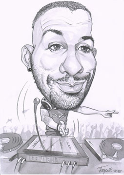 Ručně kreslená karikatura muže s velkými sluchátky na krku, jak ladí zvuk na profesionálním DJ pultu, komiksový styl.