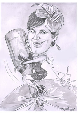 Ručně kreslená karikatura oslavenkyně s narozeninovou korunkou, jak vítězoslavně sedí na sektu, v ruce drží plnou skleničku.