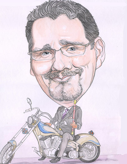 Vtipná digitální ilustrace pána hrdě pózujícího u svého chromovaného chopperu, kresba podle fotky.