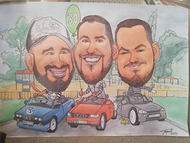 Barevná karikatura tří teenagerů v malých barevných autíčkách, jak do sebe vesele narážejí na pouti.